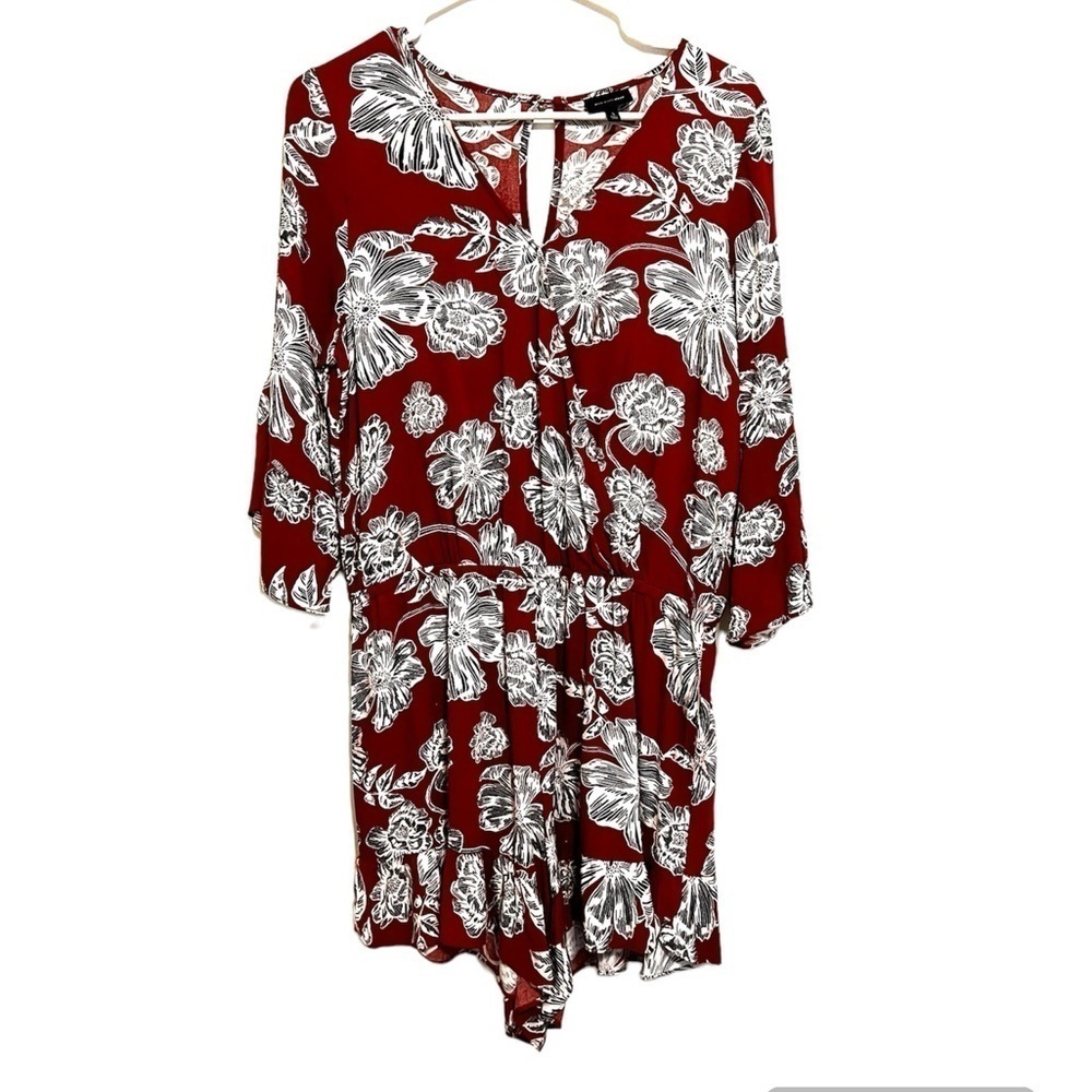 2/$30 Who What Wear - Red Floral Romper White Print Boho Flowy V Neck